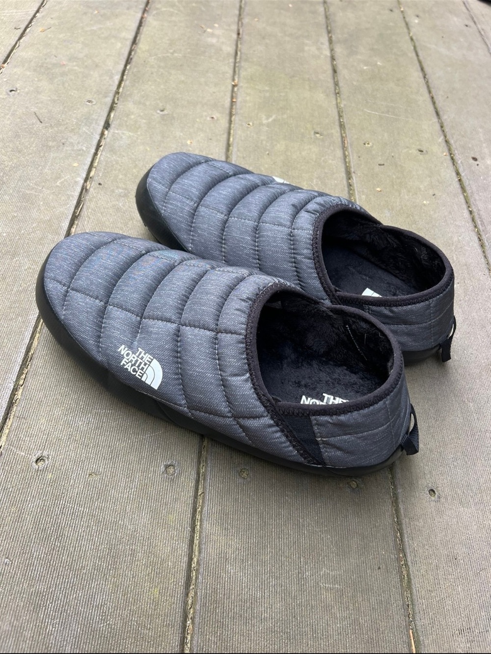 The North Face Men's Quilted Slip-On Slippers - Charcoal Gray
